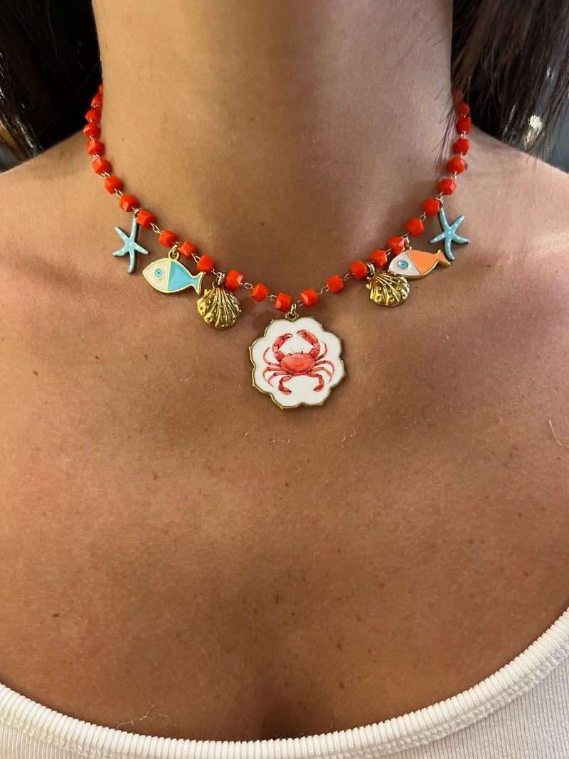Collana arancio con charm marini e medaglia granchio