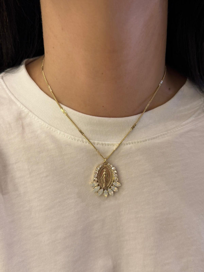 collana con ciondolo religioso