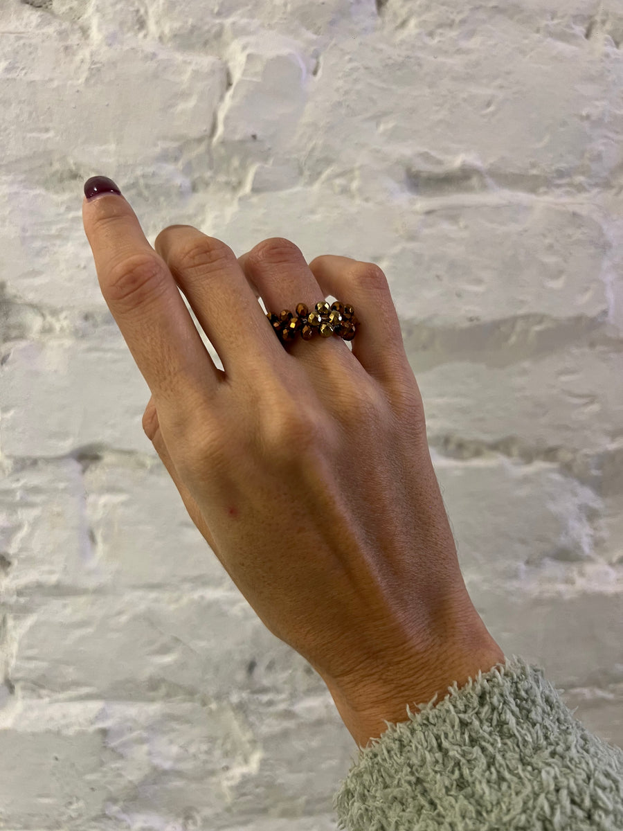 Anello intrecciato con cristalli