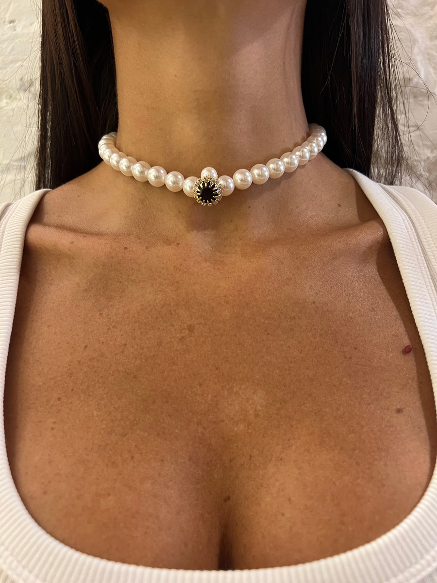 Choker perle con bottone strass