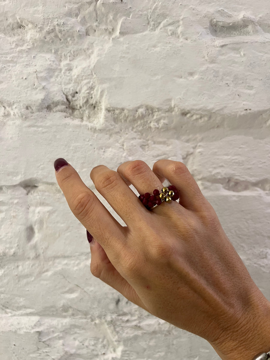 Anello intrecciato con cristalli