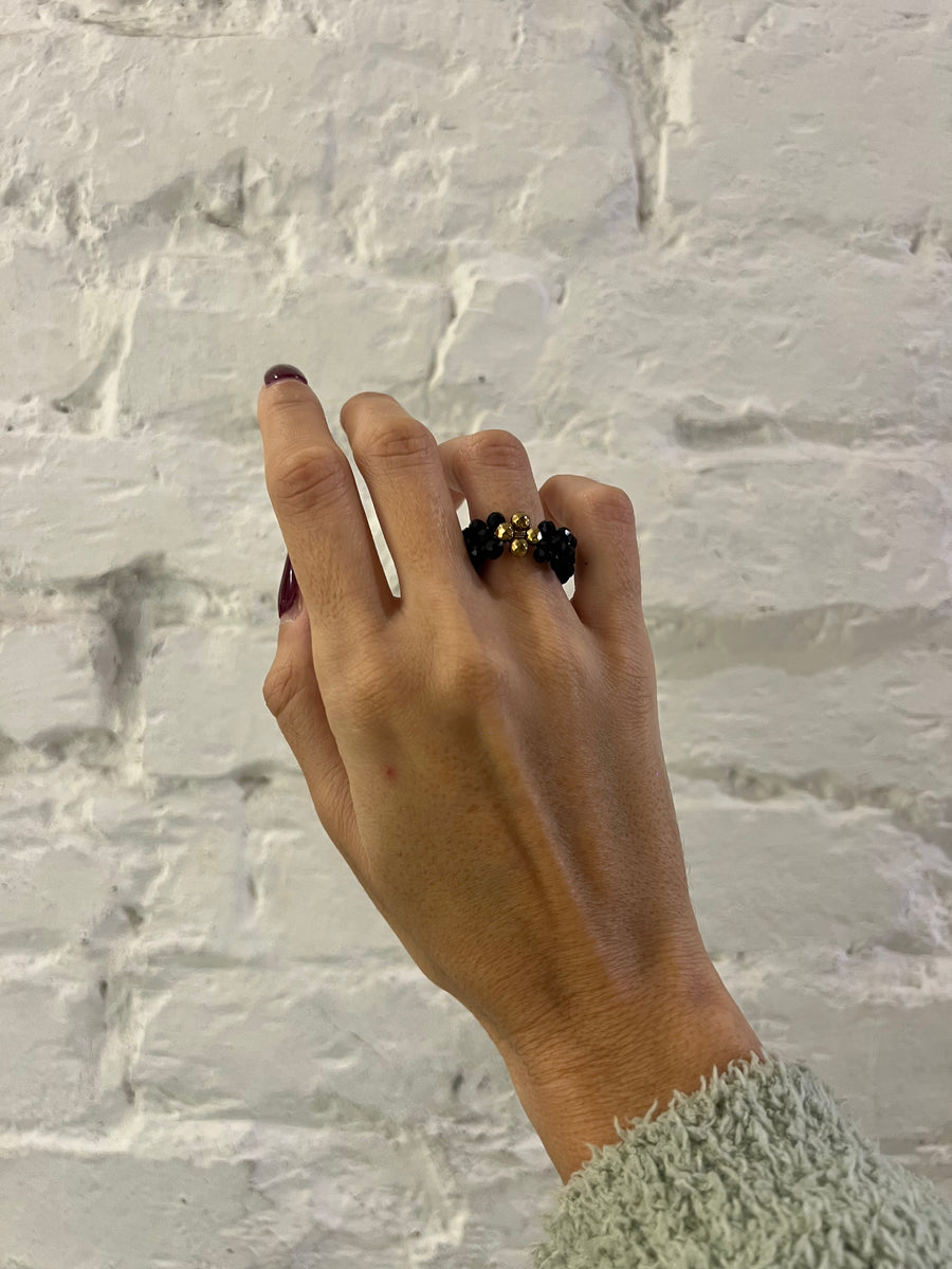 Anello intrecciato con cristalli