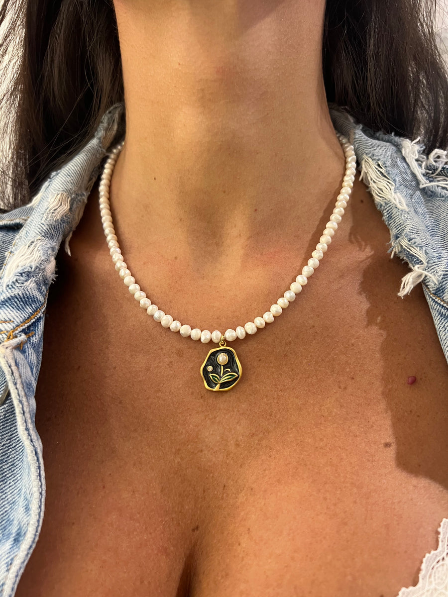 Collana filo di perle e ciondolo con fiore