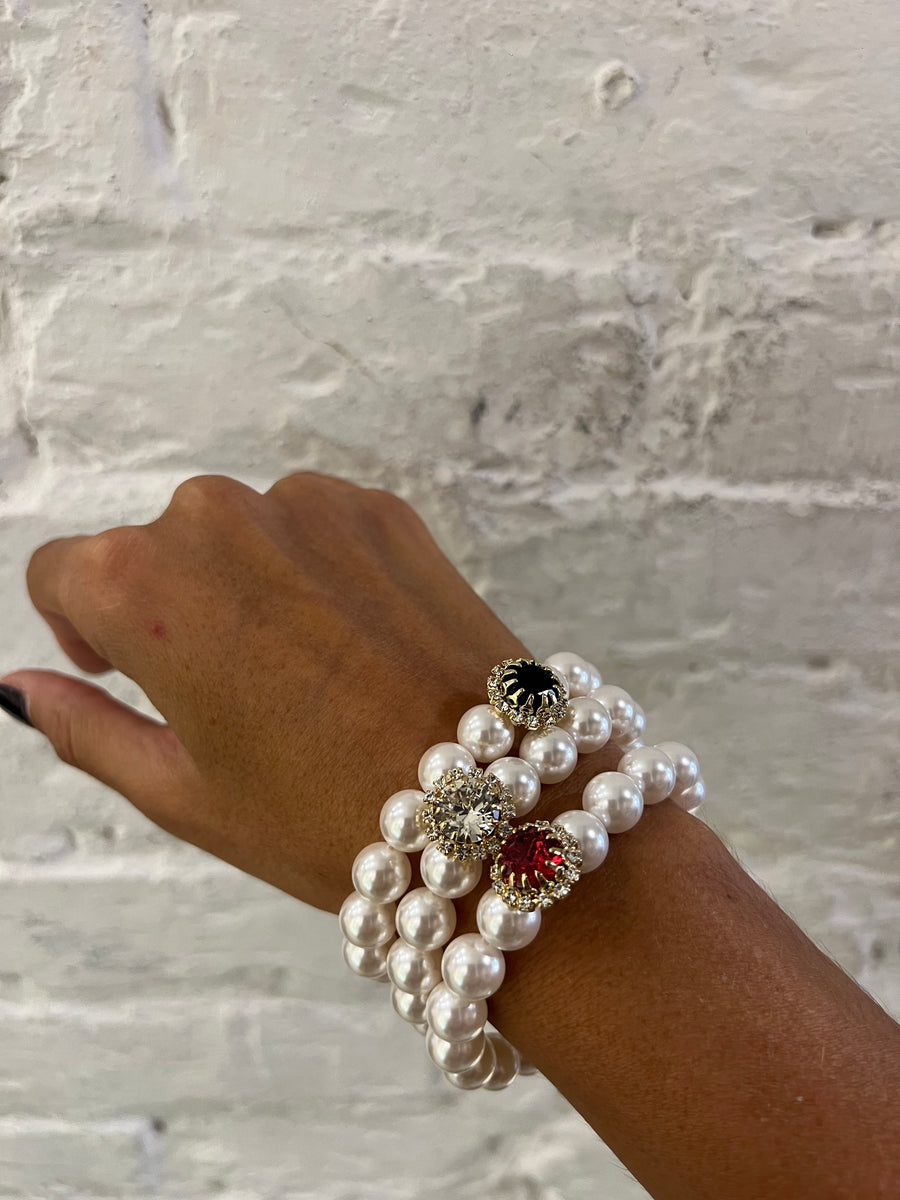 Bracciale con perle e bottone strass