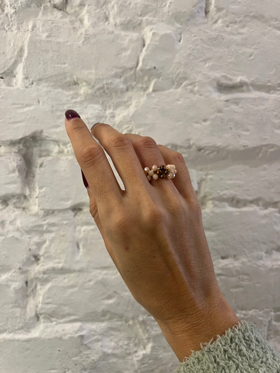 Anello intrecciato con cristalli