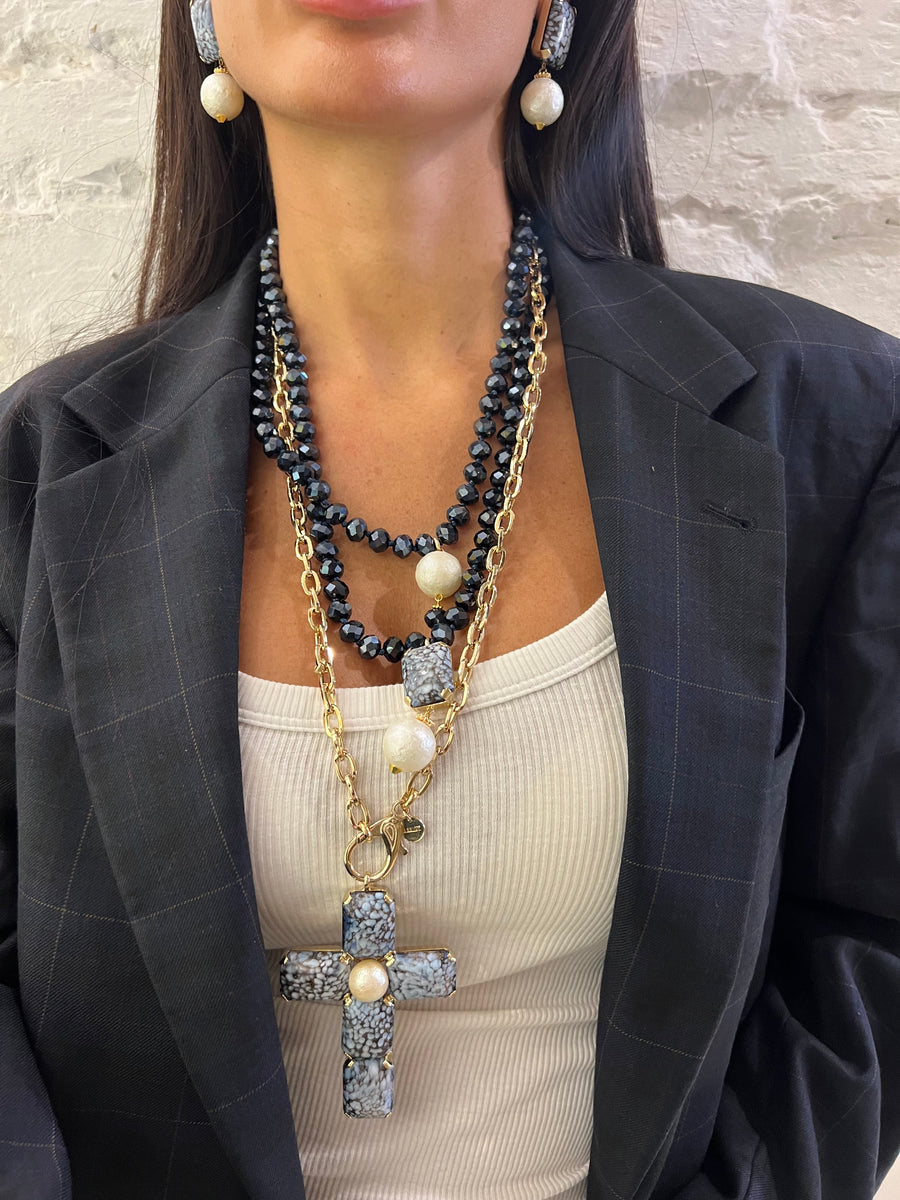 Collana lunga con cristalli e pendente e perla