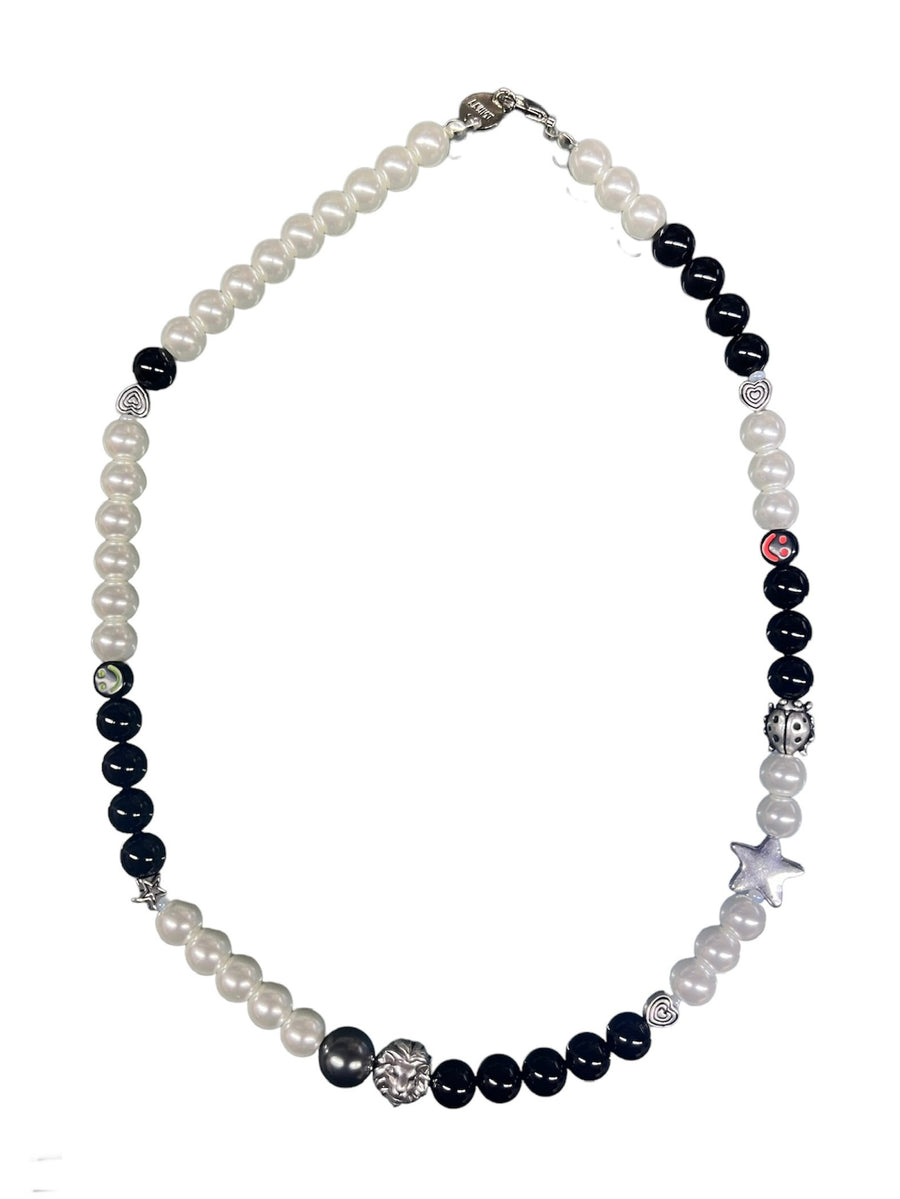 Collier de perles noires et blanches