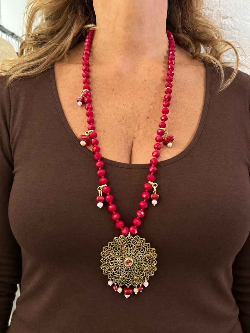 Collana lunga con cristalli colorate e medaglione