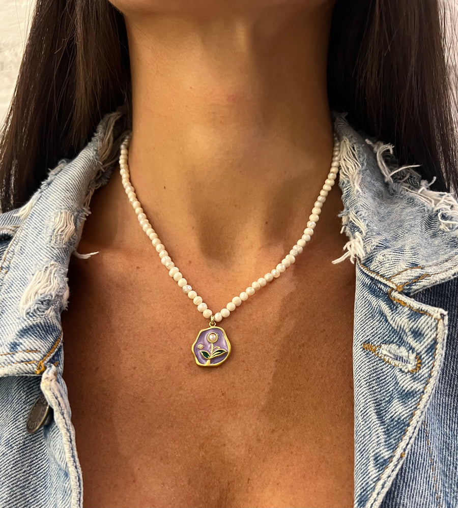 Collana filo di perle e ciondolo con fiore