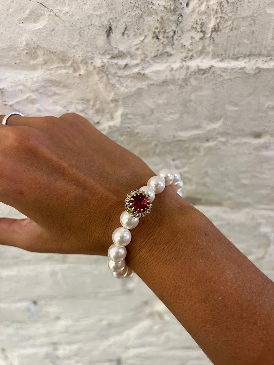 Bracciale con perle e bottone strass