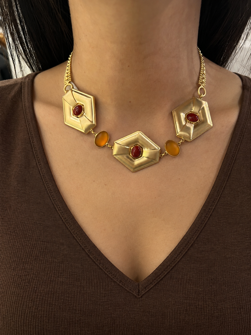 collana geometrica con cabochon colorati