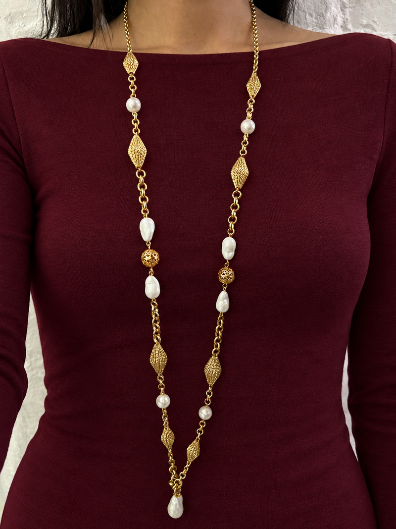Collana  dorata lunga con perle barocche