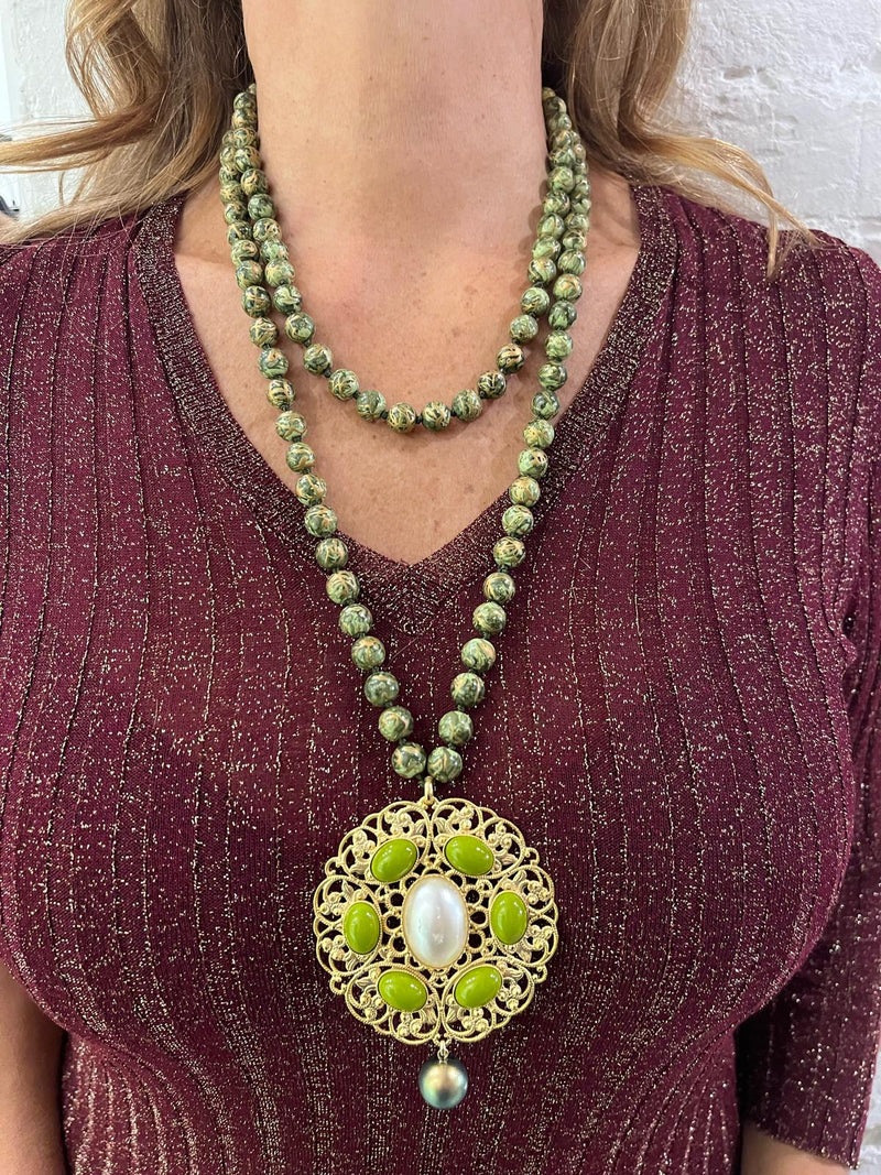 Collana lunga con perle decorate  e medaglione filigranato