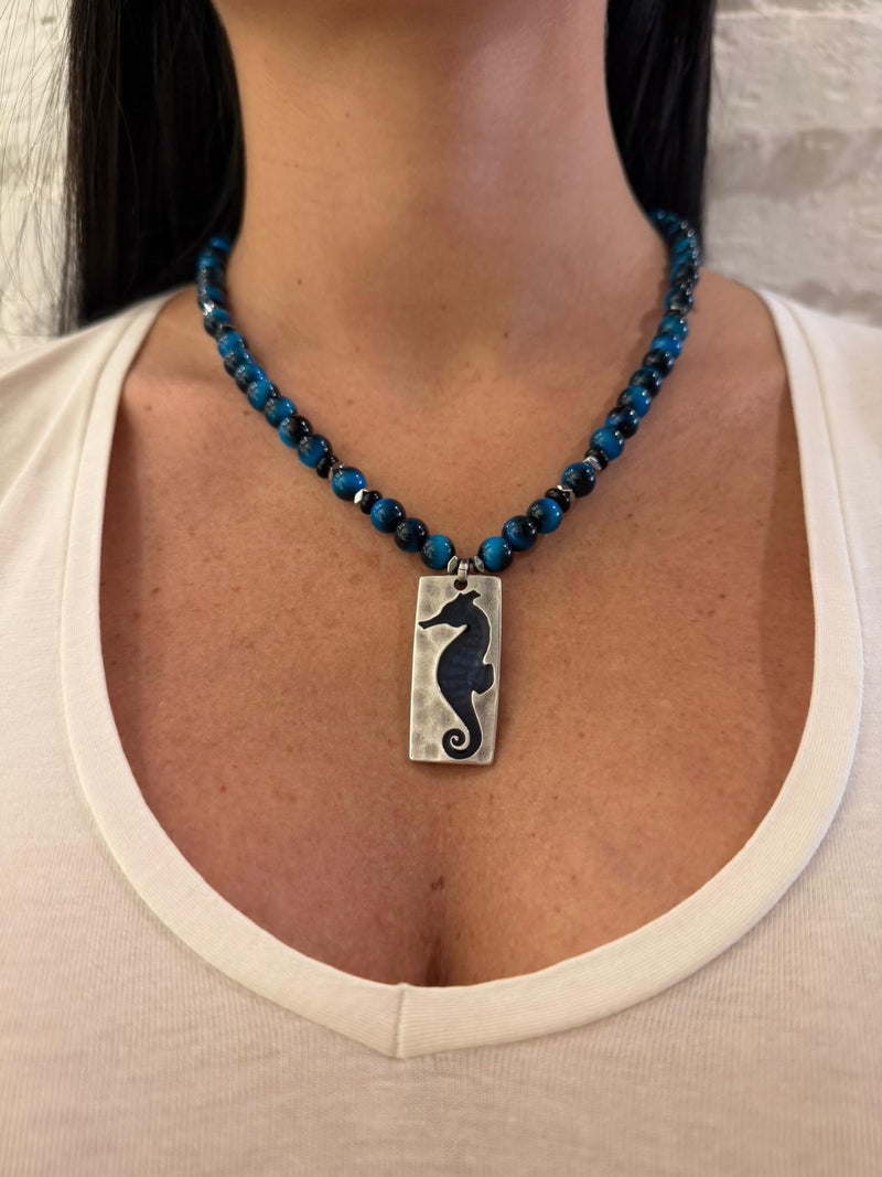 Collana blu con cavalluccio marino