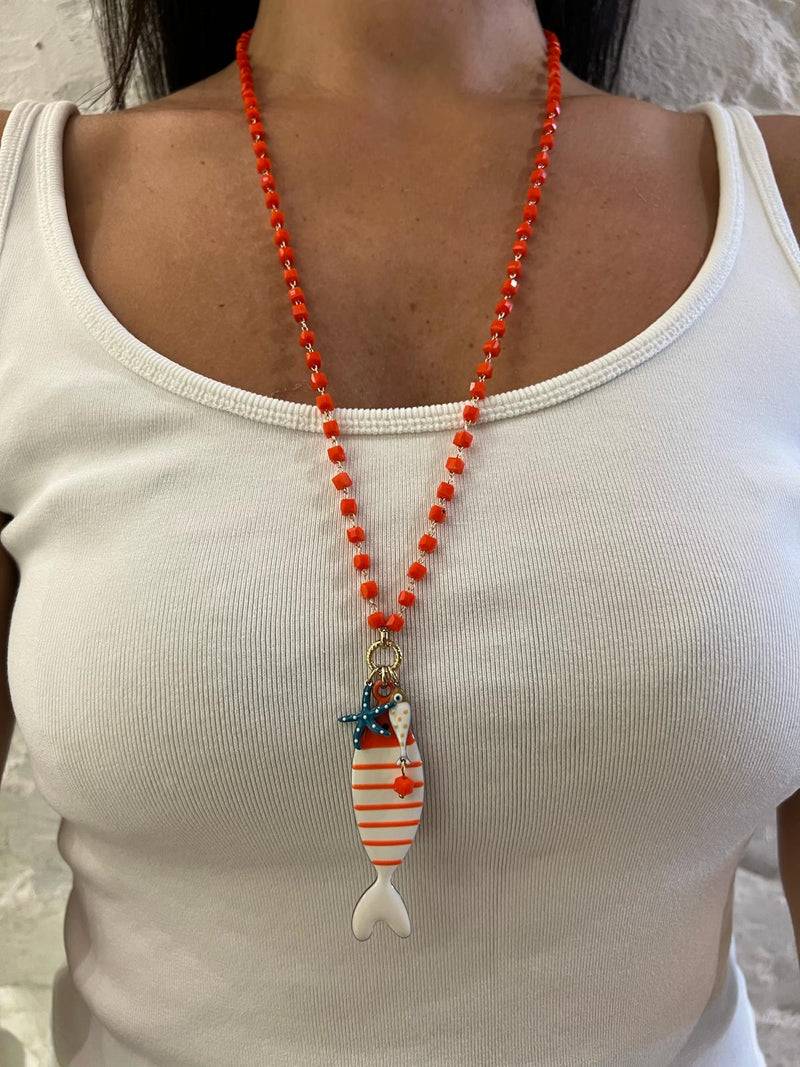 Collana lunga cristalli arancio con maxi pesce e charm marini